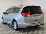 Used 2020 Chrysler Pacifica Touring-L image 3