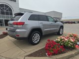 Used 2021 Jeep Grand Cherokee Laredo image 2