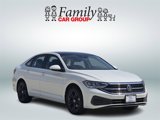Used 2023 Volkswagen Jetta SE image 2