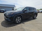 Used 2022 Toyota Highlander XLE image 2