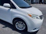 Used 2017 Toyota Sienna XLE image 3