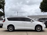 Used 2022 Chrysler Pacifica Touring-L image 3