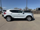 Used 2020 Volvo XC40 T5 Momentum image 2
