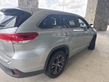 Used 2017 Toyota Highlander LE image 3