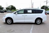 Used 2021 Chrysler Pacifica Touring-L image 2