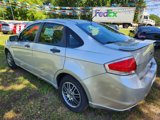 Used 2010 Ford Focus SE image 2