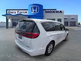Used 2023 Chrysler Pacifica Touring-L image 2