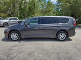 Used 2023 Chrysler Pacifica Touring-L image 3