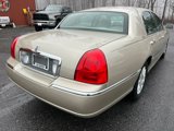 Used 2010 Lincoln Town Car Signature Limited image 3