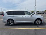 Used 2022 Chrysler Pacifica Limited image 3