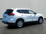 Used 2017 Nissan Rogue SV image 3