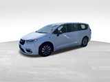 Used 2024 Chrysler Pacifica Select image 3