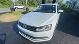 Used 2017 Volkswagen Jetta SE image 2
