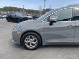 Used 2023 Chrysler Pacifica Limited image 3