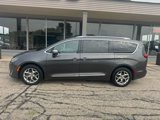 Used 2017 Chrysler Pacifica Limited image 2