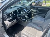 Used 2018 Toyota Highlander SE image 2