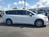 Used 2023 Chrysler Pacifica Touring-L image 5