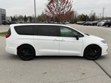 New 2024 Chrysler Pacifica Limited w/ Uconnect Theater Family Group image 3