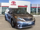 Used 2017 Toyota Sienna SE Premium image 2