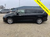 Used 2022 Chrysler Voyager LX image 4