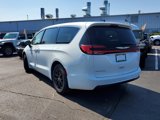 Used 2023 Chrysler Pacifica Touring-L image 2