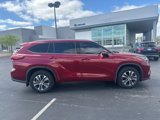 Used 2020 Toyota Highlander XLE image 2