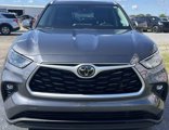 Used 2022 Toyota Highlander XLE image 3