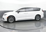 New 2025 Chrysler Pacifica Select image 2