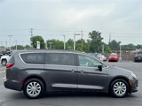 Used 2017 Chrysler Pacifica Touring-L image 4