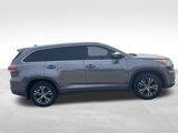 Used 2016 Toyota Highlander XLE image 3