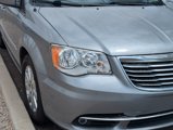 Used 2016 Chrysler Town & Country Touring image 3