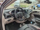Used 2023 Chrysler Pacifica Touring-L image 2