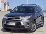 Used 2017 Toyota Highlander XLE image 2