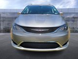 Used 2020 Chrysler Pacifica Touring-L image 3