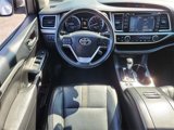 Used 2018 Toyota Highlander SE image 2