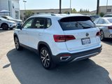 Certified 2022 Volkswagen Taos SE w/ Panoramic Sunroof Package image 4