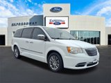 Used 2014 Chrysler Town & Country Touring-L w/ Driver Convenience Group image 4