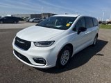 Used 2024 Chrysler Pacifica Touring-L image 2
