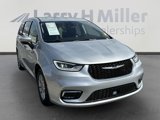 Used 2023 Chrysler Pacifica Touring-L image 2