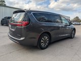 Used 2022 Chrysler Pacifica Touring-L w/ Uconnect Theater Family Group image 4