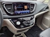 Used 2023 Chrysler Pacifica Touring-L image 5