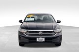 Used 2022 Volkswagen Jetta SE image 2