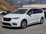 Used 2023 Chrysler Pacifica Limited image 2