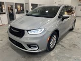 Used 2023 Chrysler Pacifica Touring-L image 3