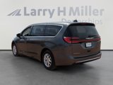 Used 2023 Chrysler Pacifica Touring-L image 3