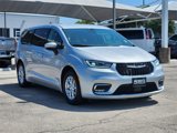 Used 2023 Chrysler Pacifica Touring-L image 3