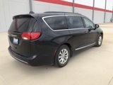 Used 2017 Chrysler Pacifica Touring-L image 3