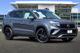 Certified 2022 Volkswagen Taos SE w/ Panoramic Sunroof Package image 2