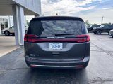 Used 2023 Chrysler Pacifica Touring-L image 4
