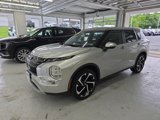 Used 2022 Mitsubishi Outlander SE image 2